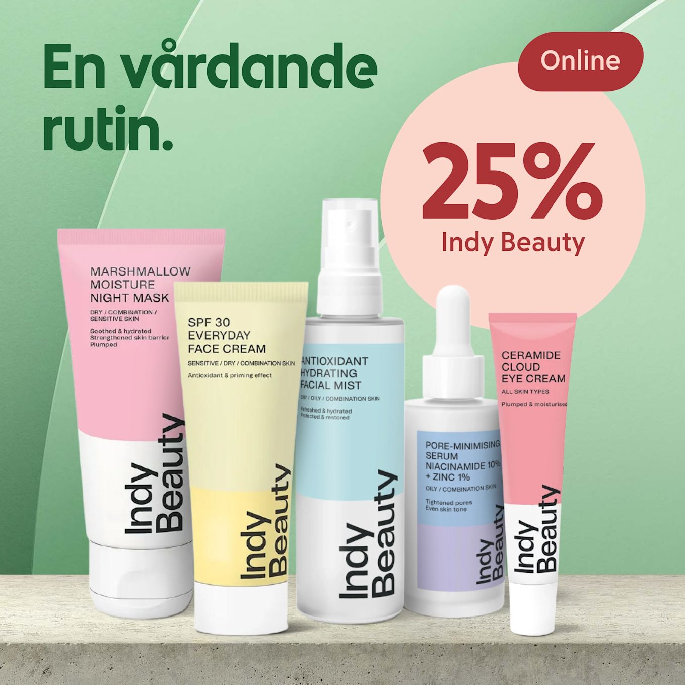 Fem Indy Beauty-hudvårdsprodukter (nattmask, ansiktskräm SPF30, ansiktsmist, serum och ögonkräm) stående på en betongyta framför grön bakgrund med texten "En vårdande rutin" och en cirkel med "25% Indy Beauty Online".