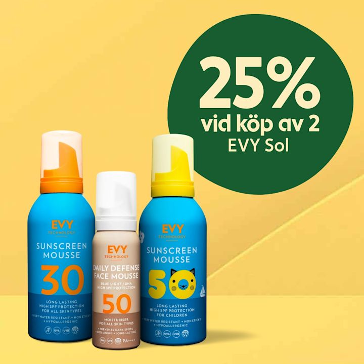 Tre flaskor EVY solskyddsmousse i olika storlekar och SPF (30 och 50) stående på gul bakgrund, med en grön cirkeltext som säger "25% vid köp av 2 EVY Sol".
