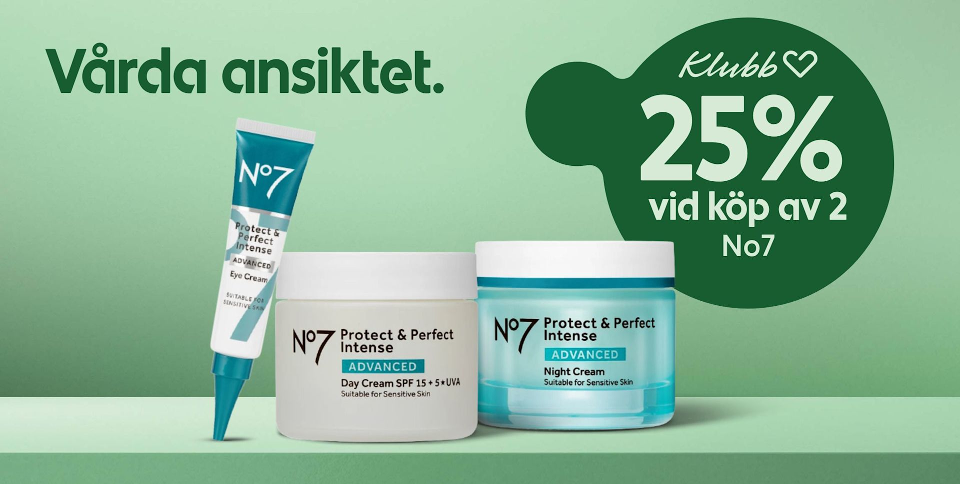 Tre No7 Protect & Perfect Intense hudvårdsprodukter står på en hylla med en grön bakgrund och en text om 25% rabatt vid köp av två produkter.