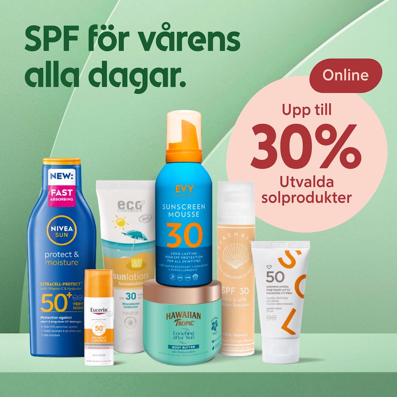 Flera solskyddsprodukter i olika förpackningar (blå Nivea-flaska SPF50+, blå mousseflaska EVY SPF30, vitt och orange rör m.fl.) uppradade framför grön bakgrund med texten "SPF för vårens alla dagar" och en rosa cirkel som säger "Upp till 30% Utvalda solprodukter".