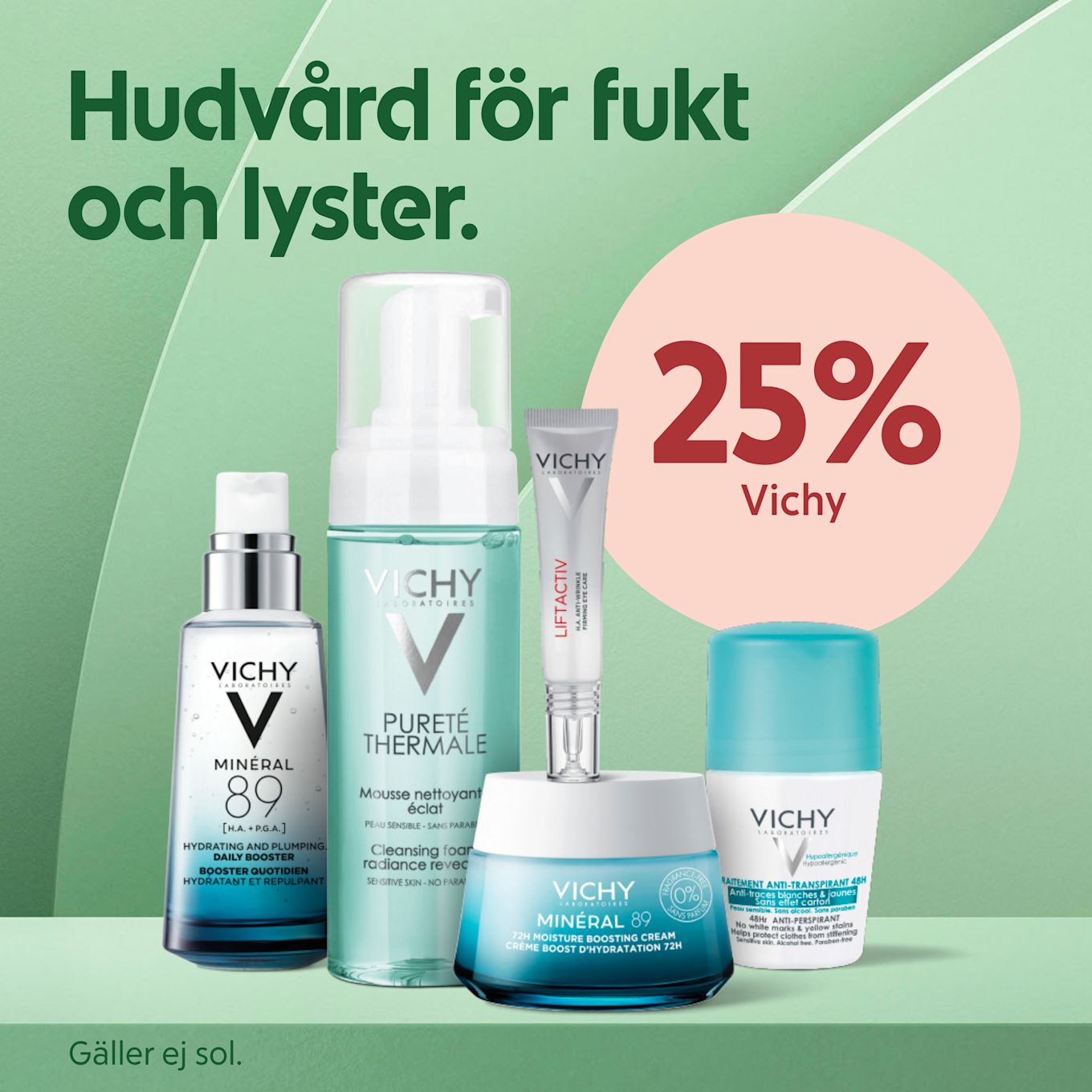 Fem Vichy-produkter (serum, rengöringsmousse, ögonkräm, fuktkräm och antiperspirant) uppställda på en mintgrön hylla med texten "Hudvård för fukt och lyster" till vänster och en rosa cirkel till höger med erbjudandet "25% Vichy" och "Gäller ej sol".