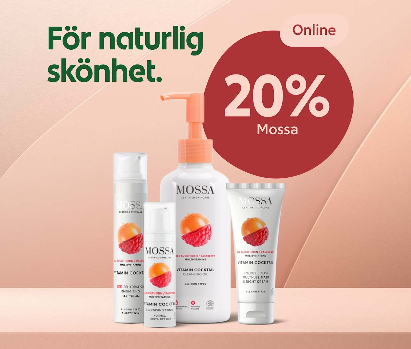 Fyra Mossa hudvårdsprodukter (pumpflaska, två flaskor och en tub) i framkant med apelsin- och hallonillustrationer, texten "20% Mossa" i stor röd cirkel och sloganen "För naturlig skönhet." mot en mjuk aprikosfärgad bakgrund.
