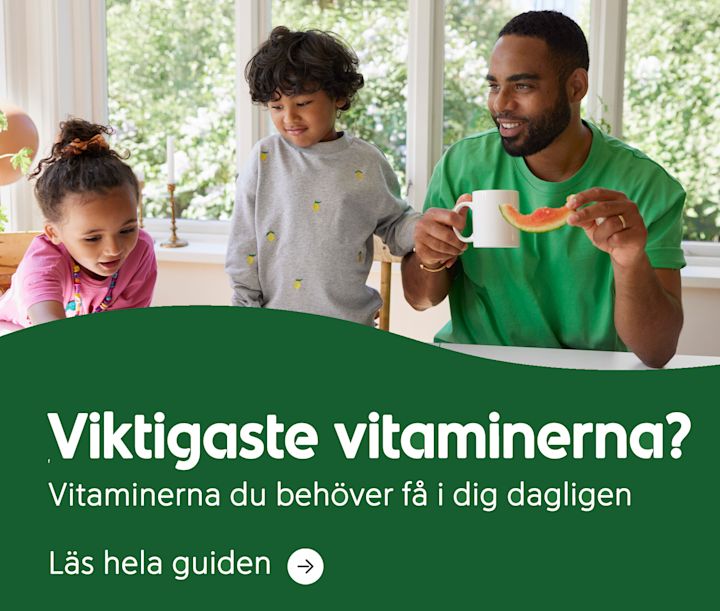 Ingång till en rådgivande artikel om vilka de viktigaste vitaminerna är. En pappa med två barn sitter vid matbordet. Under dem står texten "Viktigaste vitaminerna? - Vitaminerna du behöver få i dig dagligen" och "Läs hela guiden".