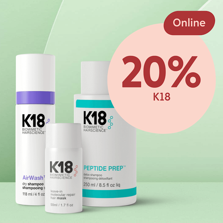 Tre K18-hårvårdsflaskor i vitt med turkos och lila detaljer stående på grön bakgrund, bredvid en rosa cirkeletikett med texten "20% K18" och en röd oval märkt "Online".