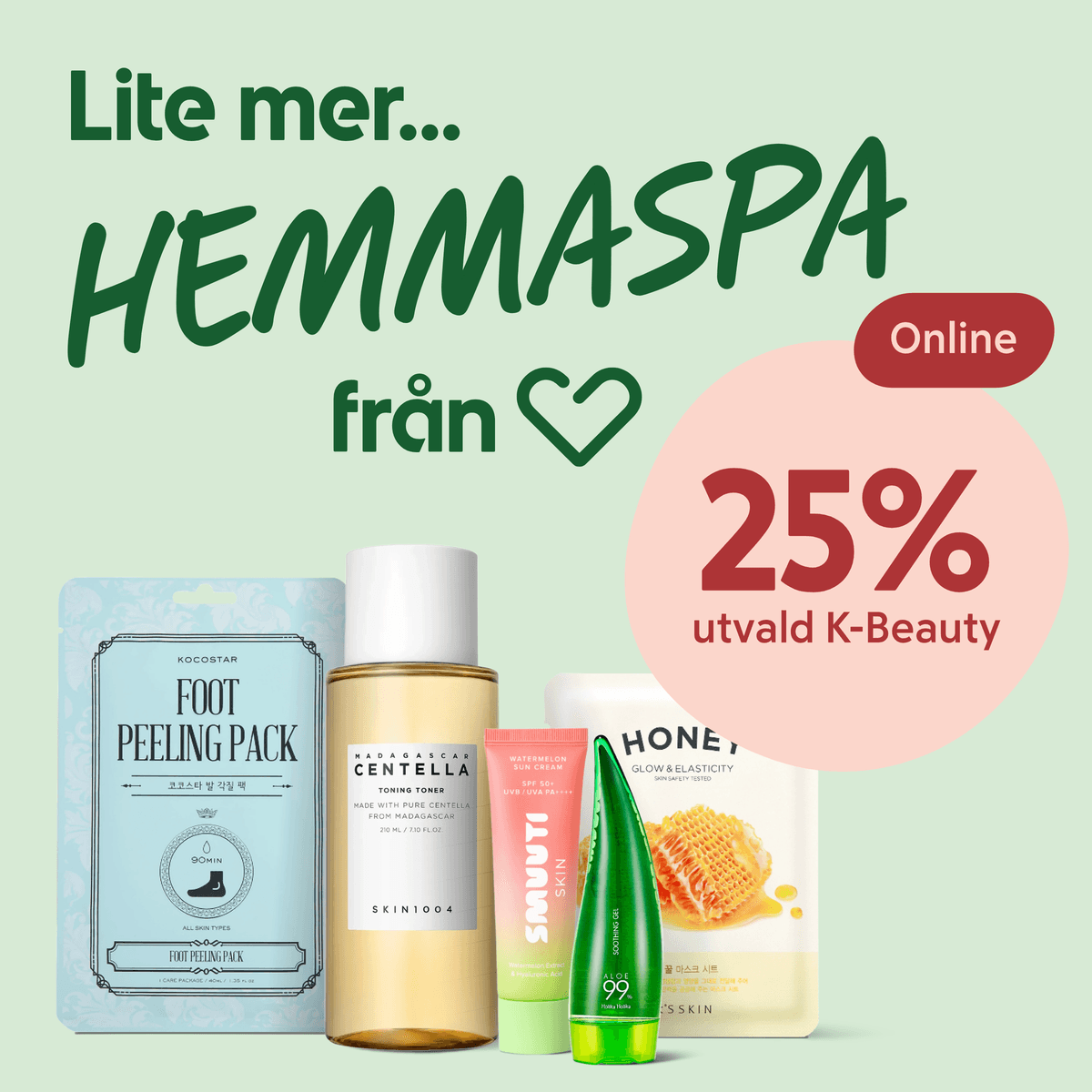 Text: "Lite mer... HEMMASPA från Hjärtat". Fem K‑beauty-produkter i förgrunden (foot peeling pack, centella-toner, solkräm, aloe gel, sheet mask) staplade mot mintgrön bakgrund med stor rosa cirkel till höger där texten "25% utvald K‑Beauty" syns och ordet "Online" i röd knapp ovanför.