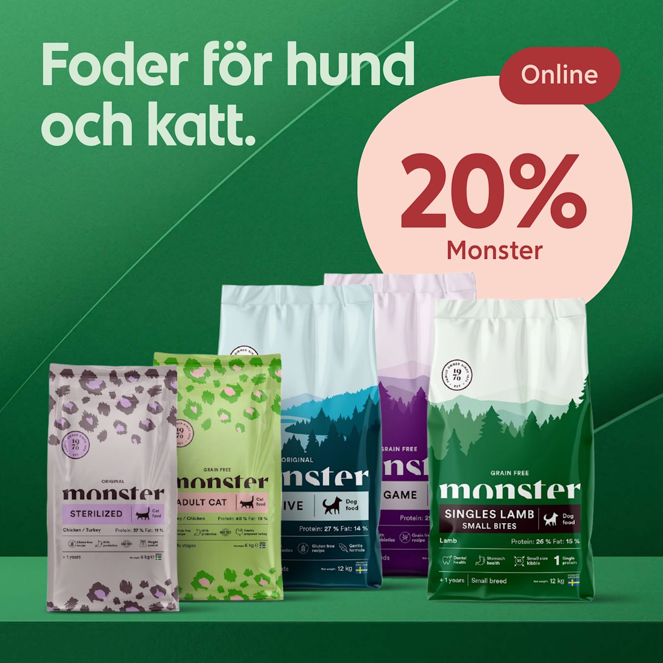 Flera färgglada hund- och kattmatsäckar i olika mönster och storlekar framför en grön bakgrund med texten "Foder för hund och katt" och en rund rosa skylt med "Monster 20% Online".