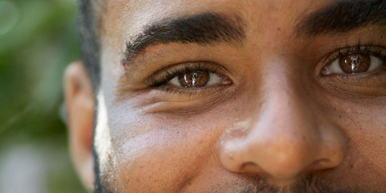 Närbild på ögonen på en man.