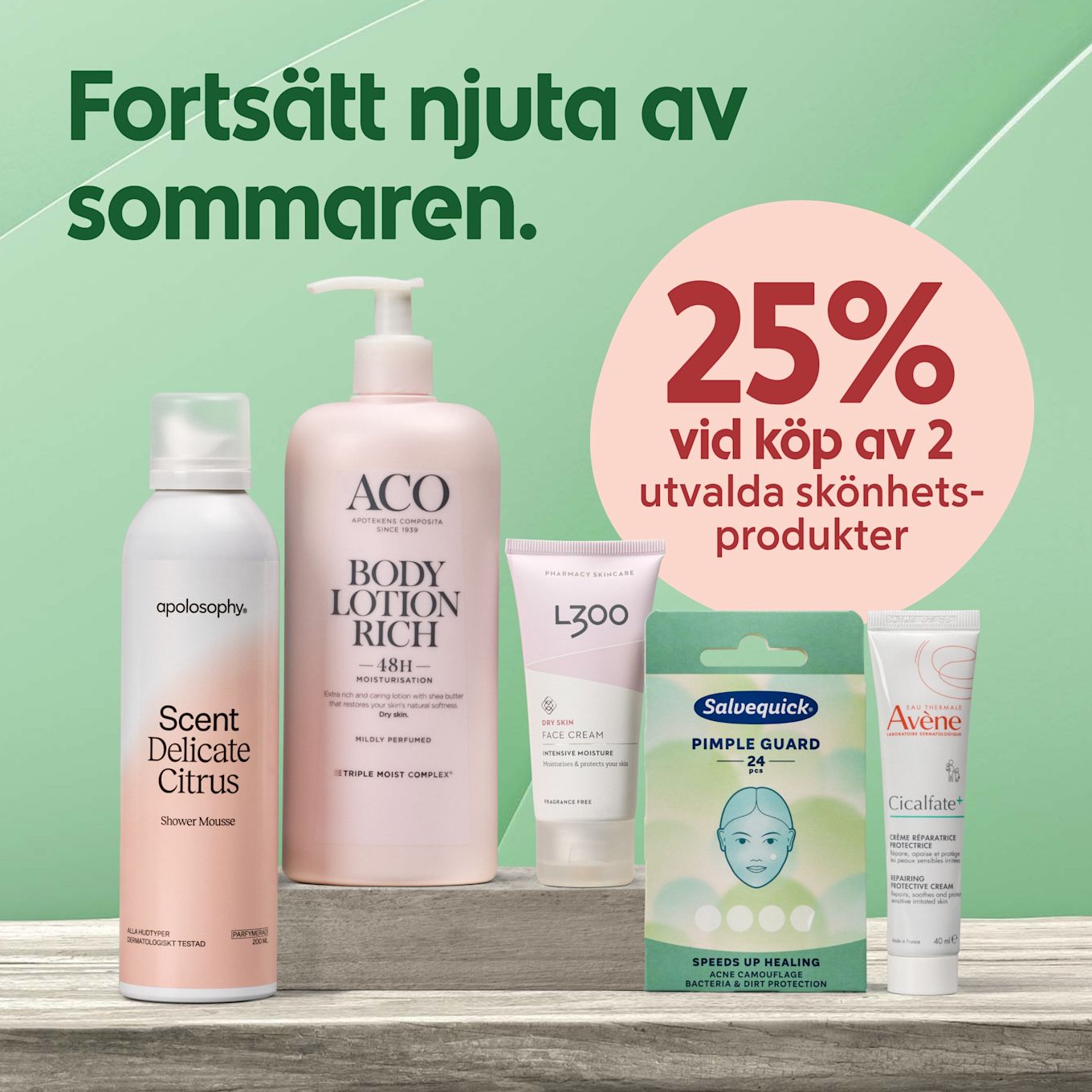 Fem skönhetsprodukter på träyta framför mintgrön bakgrund och rosa cirkel med text "25% vid köp av 2 utvalda skönhetsprodukter".