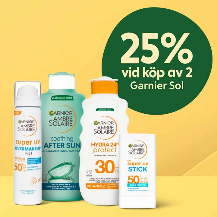 Fyra Garnier Ambre Solaire-produkter (solmist, after sun, solkräm SPF30 och solstift SPF50) stående framför gul bakgrund med grön cirkel text "25% vid köp av 2 Garnier Sol".