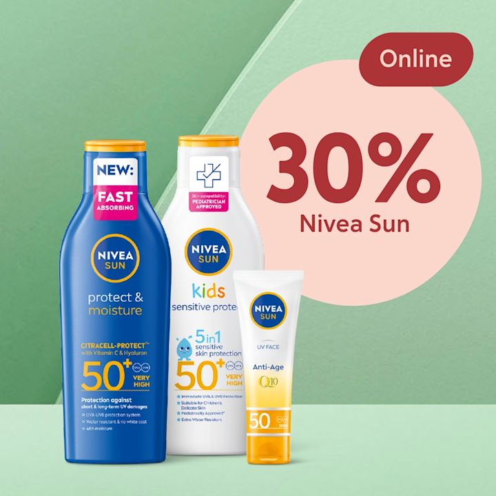 Tre Nivea Sun solskyddsprodukter med solskyddsfaktor 50+ står framför en grön bakgrund med texten 30% Online rabatt.