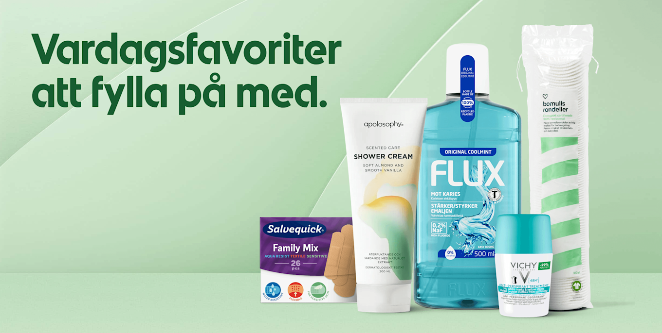 Flera vardagsprodukter på grön bakgrund: duschkräm, munskölj FLUX, bomullsrondeller, plåster och deodorant. Text: Vardagsfavoriter att fylla på med.