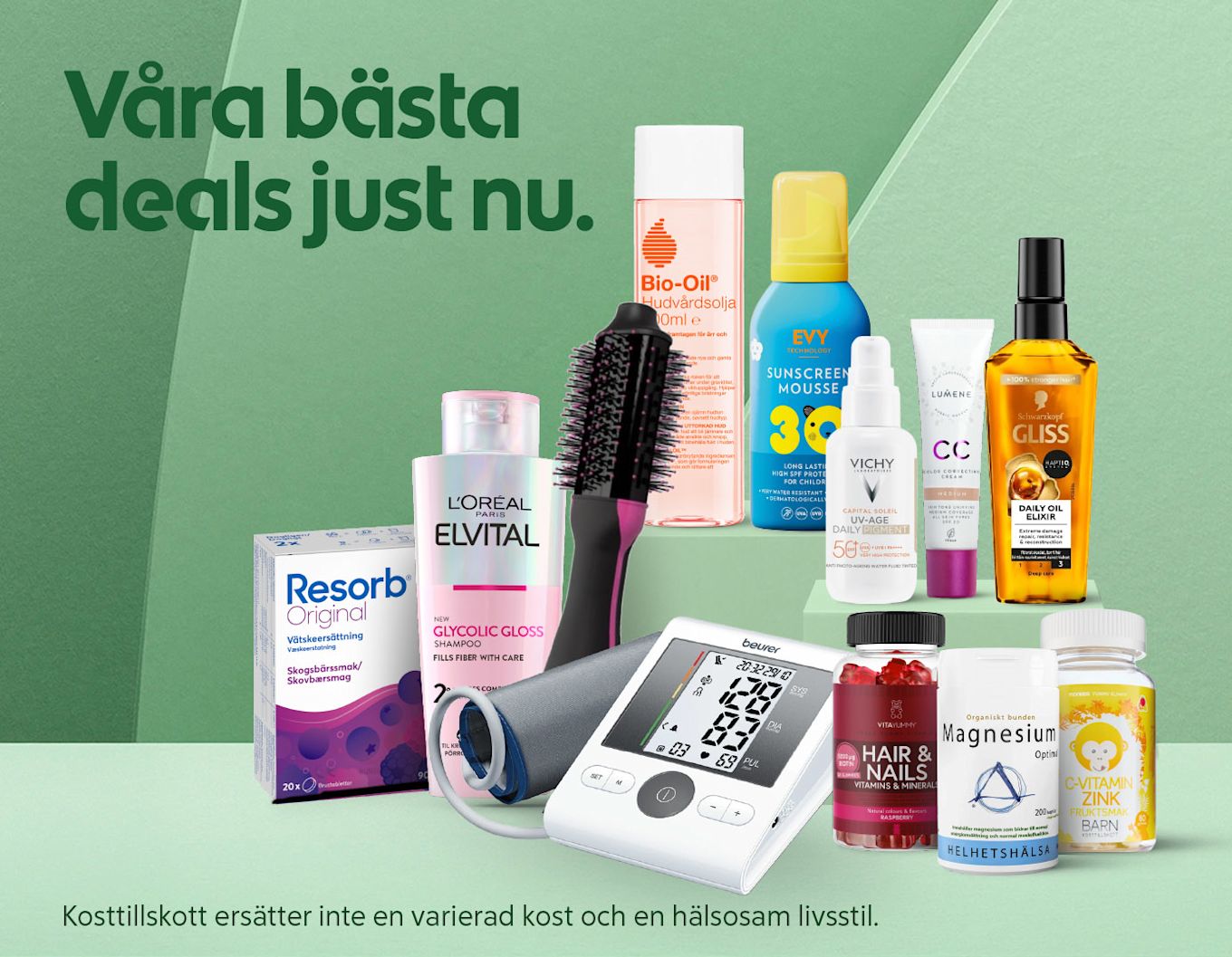 Grön bakgrund med texten "Våra bästa deals just nu." och ett urval hudvård, hårvård, solskydd, kosttillskott och en blodtrycksmätare uppställda i förgrunden.