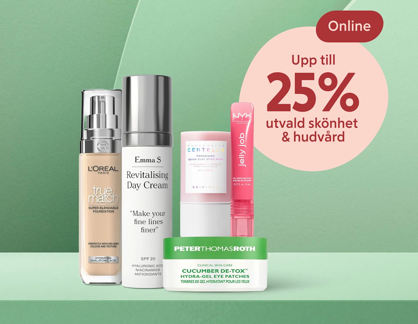 Fem skönhetsprodukter i förgrunden inklusive foundation, dagkräm, lermask, gloss och ögonmaskburk mot grön bakgrund med rosa cirkeltext "Upp till 25% utvald skönhet & hudvård".