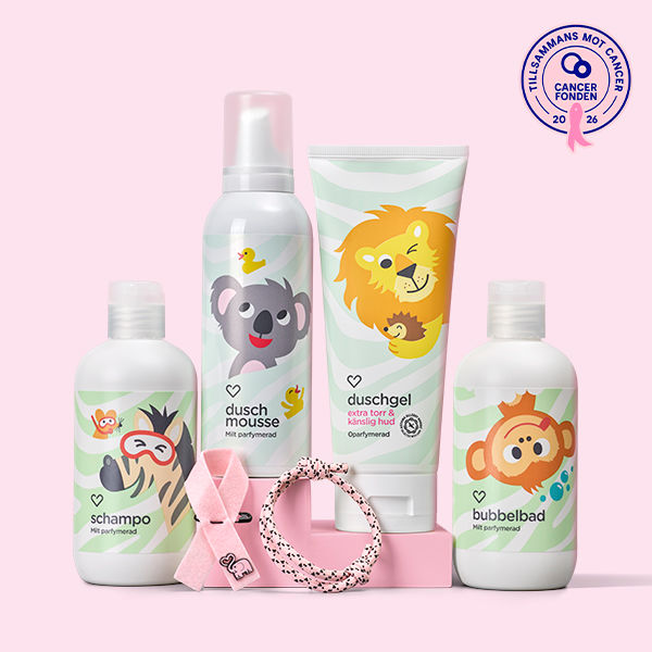 Ingång till barnprodukter där en del av vinsten går till Cancerfonden. Barnvänliga duschprodukter med djurillustrationer: flaskor och tub med lejon, koala, apa och zebra på rosa bakgrund, Cancerfonden-logga uppe till höger.