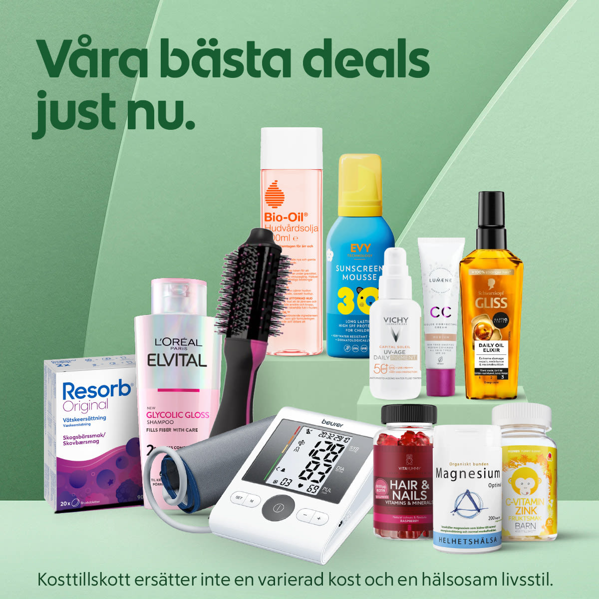 Ett utvalt sortiment hud- och hälsoprodukter placerade på grön bakgrund: Bio-Oil, solmousse, schampo, hårborste, Gliss hårolja, Vichy solskydd, L’Oréal Elvital, Resorb, blodtrycksmätare samt burkar med vitaminer och magnesium, med texten "Våra bästa deals just nu."