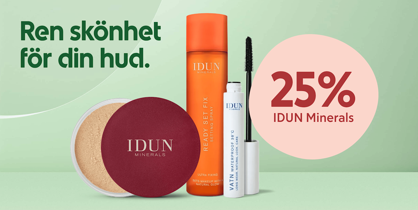 Lös mineralpuder, rött puderlock med IDUN-text, orange setting spray och vit mascara uppställda framför ett grönt bakgrundsfält med texten "Ren skönhet för din hud" och en rosa cirkel med "25% IDUN Minerals".