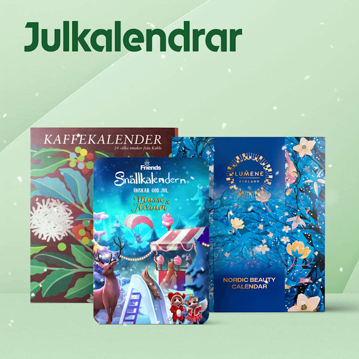 Tre färgglada julkalendrar stående mot ljusgrön bakgrund: en brun-röd kaffekalender till vänster, en blå Snällkalendern med vinterlandskap och djur i mitten, och en blåblommig Lumene "Nordic Beauty Calendar" till höger.