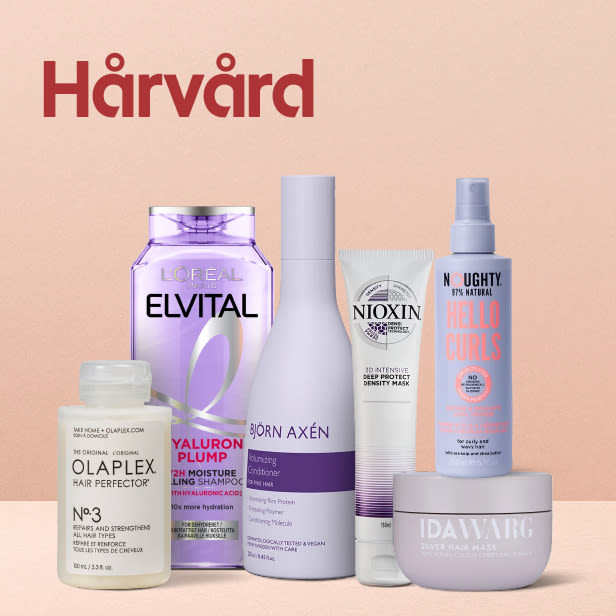 Fem olika hårvårdsprodukter i olika flaskor och tuber står uppradade mot en ljusrosa bakgrund med texten "Hårvård" i rött ovanför dem.