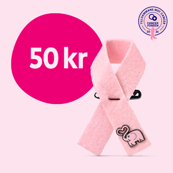 Ingång till Rosa Bandet i filt med elefant‑pin fäst vid en svart säkerhetsnål framför ljusrosa bakgrund, till vänster en mörkrosa cirkel med texten "50 kr" och uppe till höger Cancerfondens logotyp.