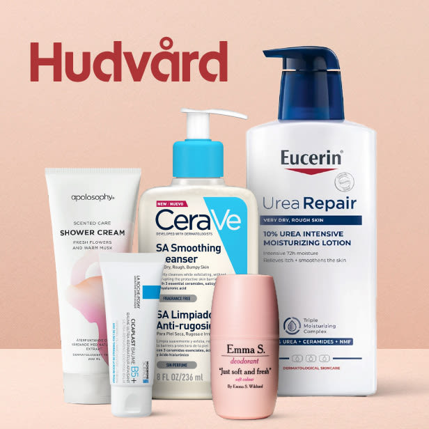 Fem hudvårdsprodukter från olika märken står uppradade mot en ljusrosa bakgrund med texten "Hudvård" i rött ovanför dem.