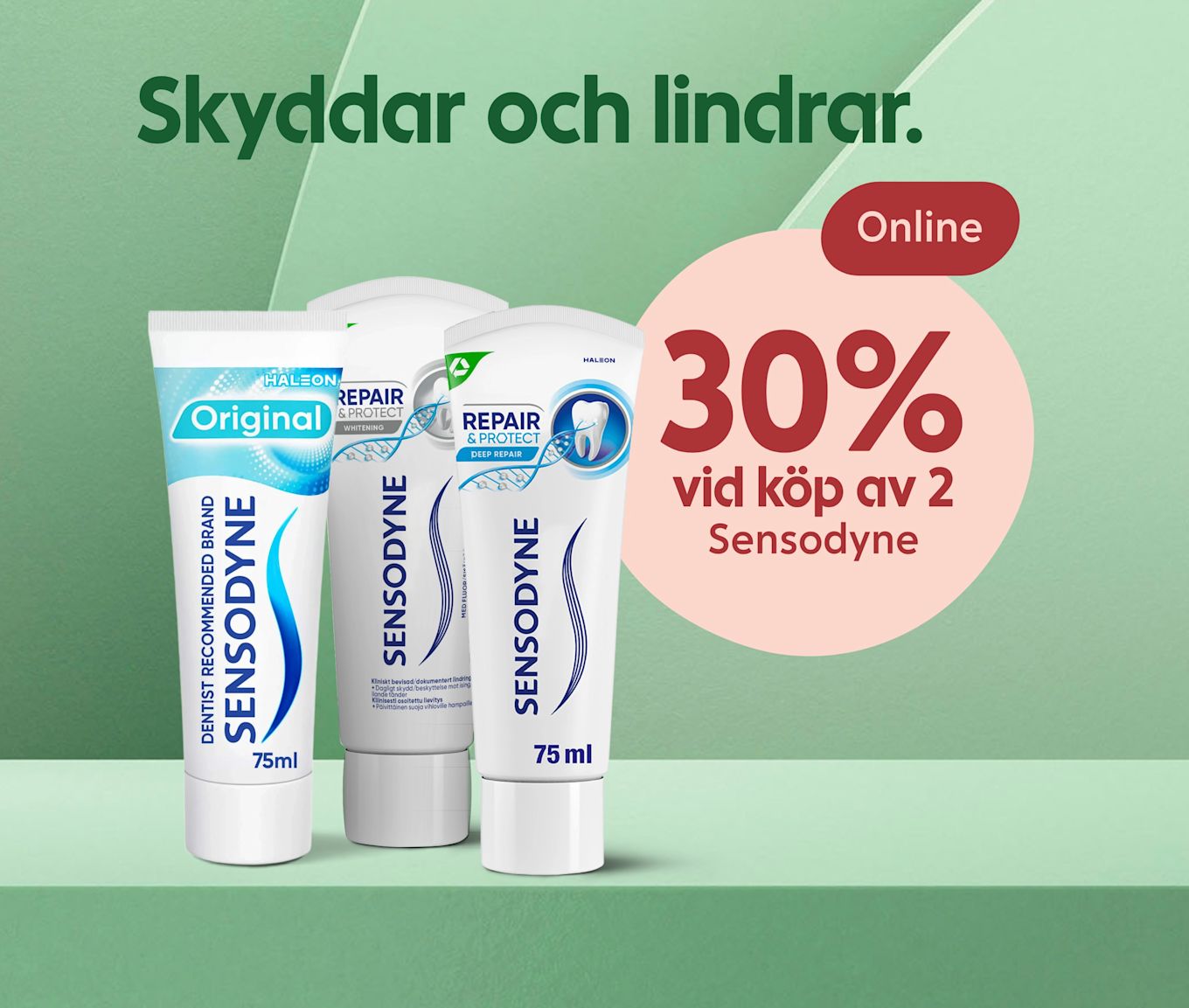 Tre tuber Sensodyne-tandkräm stående på ett ljust grönt hyllplan med texten "Skyddar och lindrar" överst och en rund rosa skylt där det står "30% vid köp av 2" till höger.