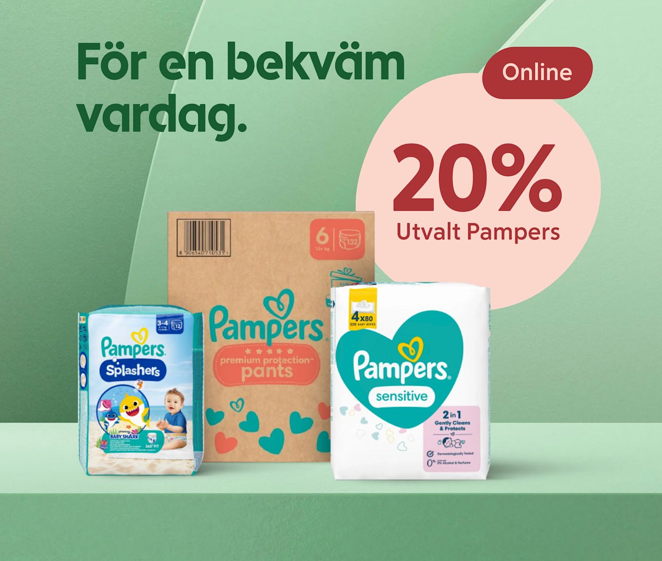 Tre paket blöjprodukter från Pampers (Splashers, box med pants och Sensitive) stående på en grön hylla med texten "För en bekväm vardag." och en rosa cirkel med "20% Utvalt Pampers Online".
