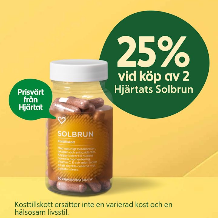 Plastburk med vita lock fylld med bruna kapslar, etikett märkt "SOLBRUN" och text om kosttillskott, framför gul bakgrund med grön cirkel som lyder "25% vid köp av 2 Hjärtats Solbrun" och pratbubbla "Prisvärt från Hjärtat".