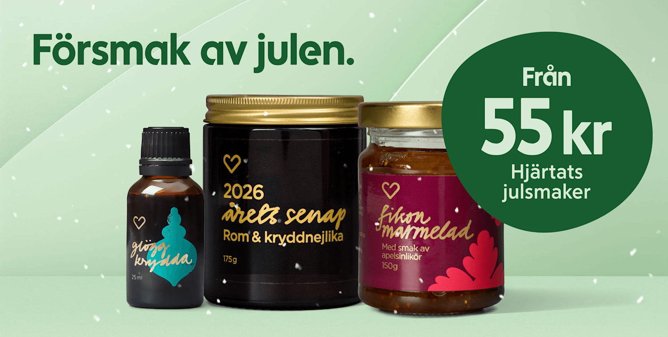 Tre produkter i förgrunden: en liten mörk oljeflaska märkt "25 ml", en svart senapsburk med guldfärgad etikett "2026 årets senap Rom & kryddnejlika 175 g" och en glasburk med röd etikett "fikon marmelad 150 g", mot ljusgrön bakgrund med texten "Försmak av julen." och en grön cirkel märkt "Från 55 kr".