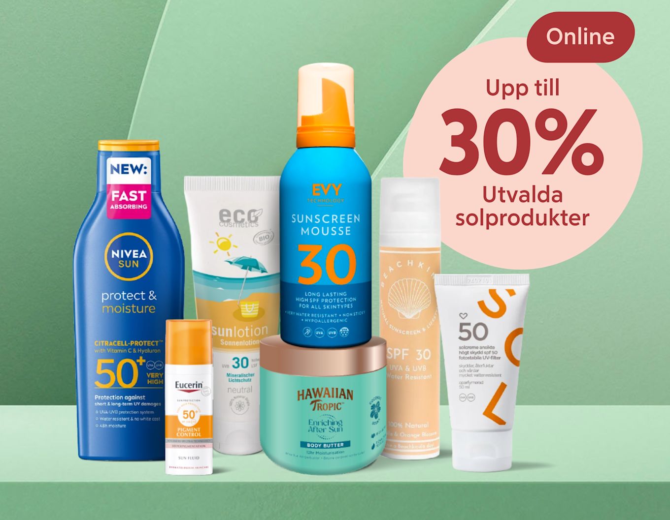 Flera solskyddsprodukter i olika förpackningar (spray, tub, burk) uppställda på en grön yta, bredvid en rosa cirkel med texten "Upp till 30% Utvalda solprodukter."