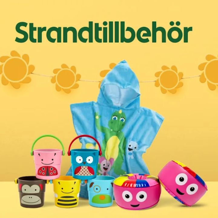 Blå badponcho för barn med Bolibompa-motiv står bland färgglada hinkar och armpuffar för bad från Babblarna, mot gul bakgrund med girlang av gula blommor och texten "Strandtillbehör".