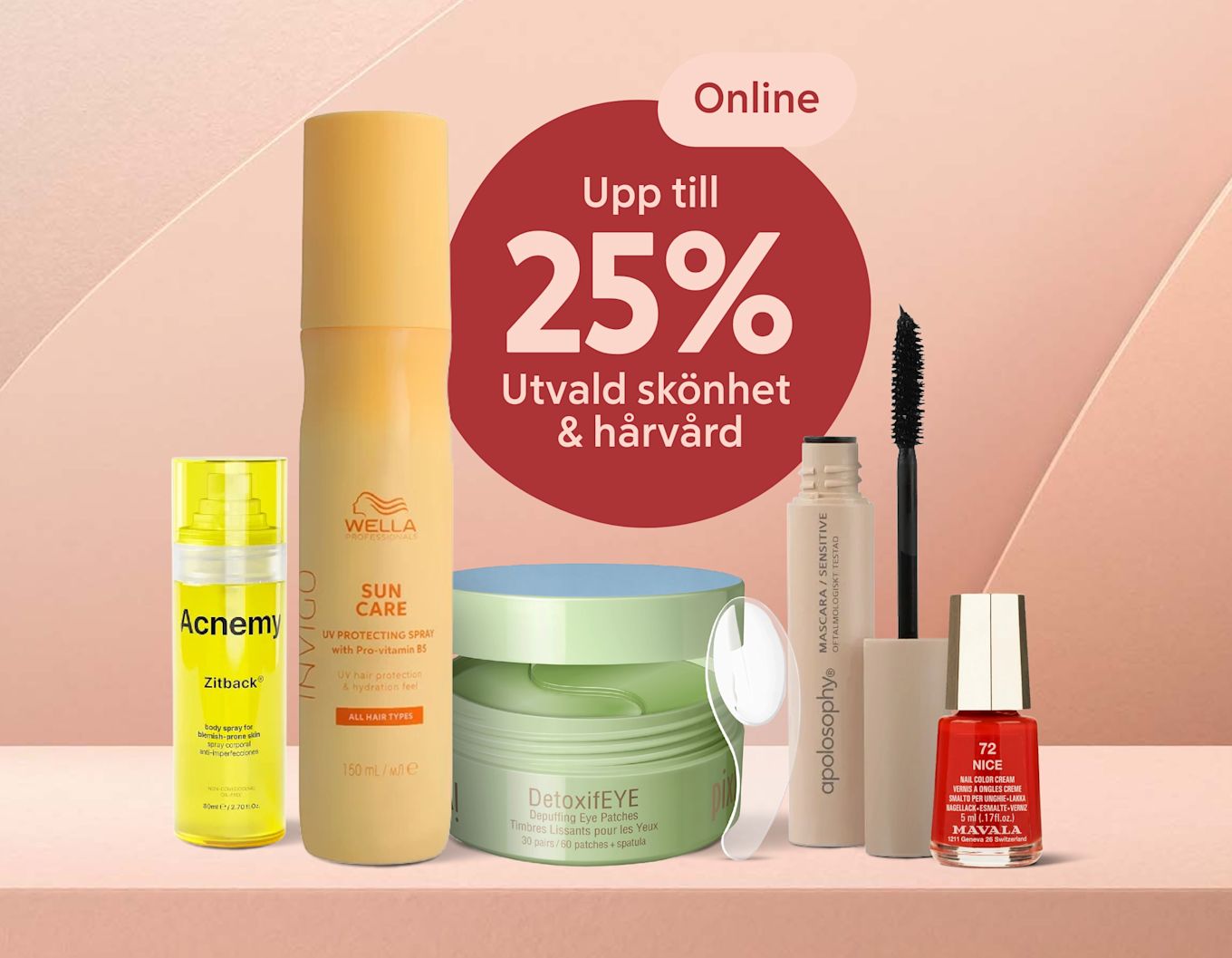 Olika skönhetsprodukter i rad—gul Acnemyl-flaska, Wella solspray, grön burk med DetoxifEYE-ögonlappar, beige mascara med borste och rött nagellack—framför rosa bakgrund och röd cirkel med texten "Upp till 25%".