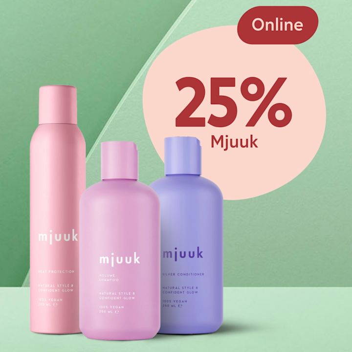 Tre olika Mjuuk-hårvårdsprodukter i rosa, ljuslila och lila flaskor visas mot en grön bakgrund med en cirkel där det står "Mjuuk 25% online".