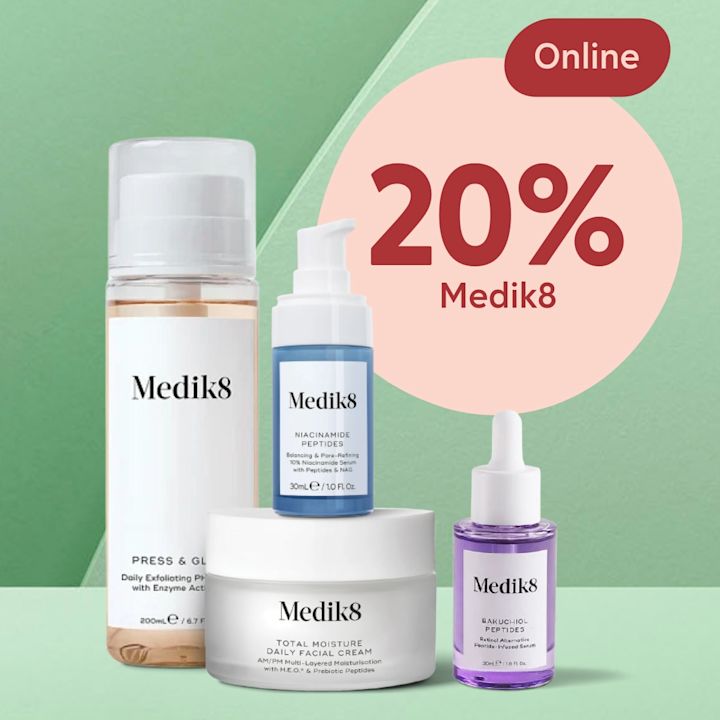 Fyra hudvårdsprodukter från Medik8 står uppställda framför grön bakgrund med rosa cirkel där texten "20% Medik8" och en liten röd etikett med "Online" syns.