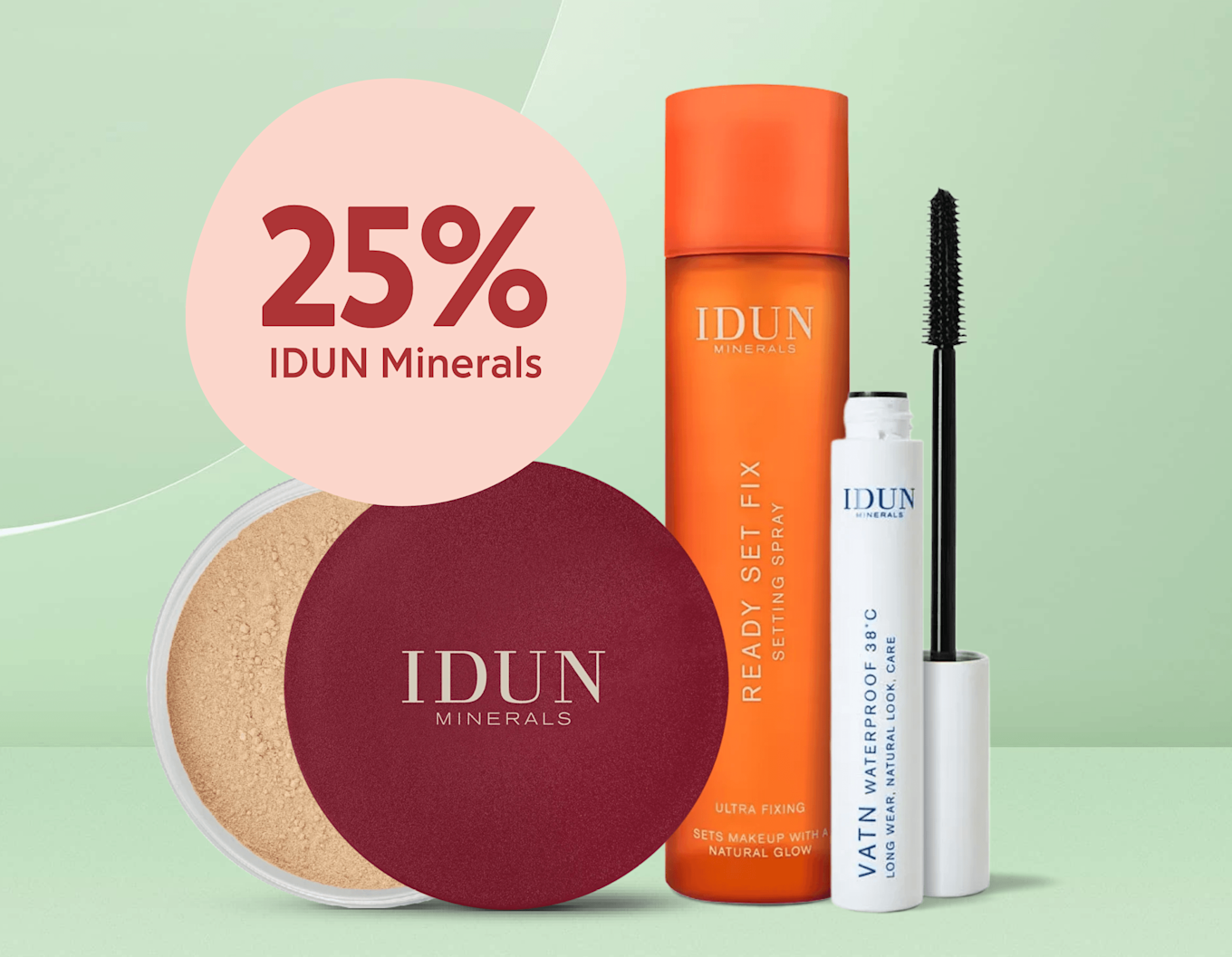 Rosa cirkel med texten "25% IDUN Minerals" bredvid orange sprayflaska, vit mascaraflaska och svart mascaraborste mot ljusgrön bakgrund.