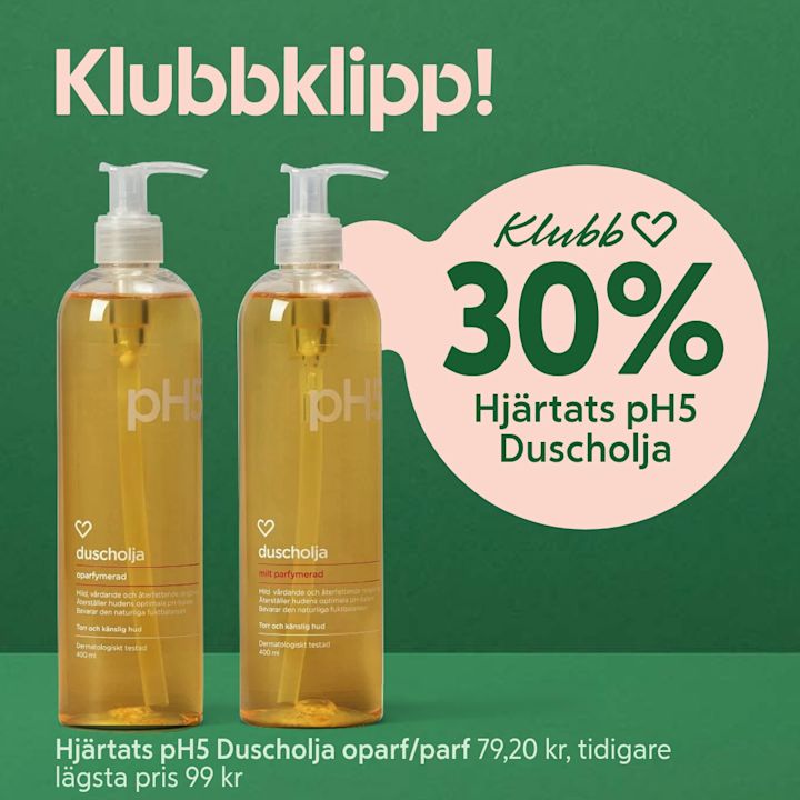 Två genomskinliga pumpflaskor med gul duscholja märkta "pH5" står på grön bakgrund, bredvid en rosa cirkel med texten "Klubb 30% Hjärtats pH5 Duscholja" och prisuppgift längst ner.