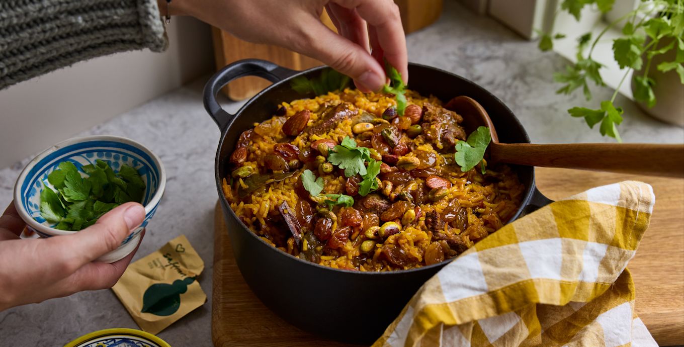 Mustig gryta med lamm och ris, färgat gyllene av saffran.