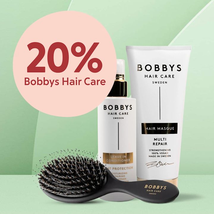 Två vita Bobby's Hair Care-produkter och en svart borste framför en ljusgrön bakgrund, med en rosa cirkel som visar texten "20% Bobbys Hair Care".