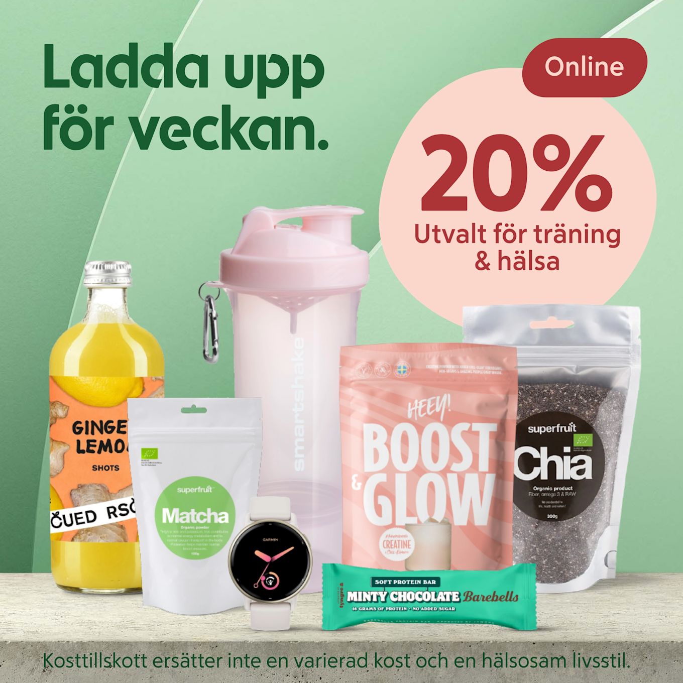 Olika hälsoprodukter som en smartshake, matchapulver, chiafrön, proteinstång och en smartwatch på ett bord mot grön bakgrund med text om 20 procents rabatt online.
