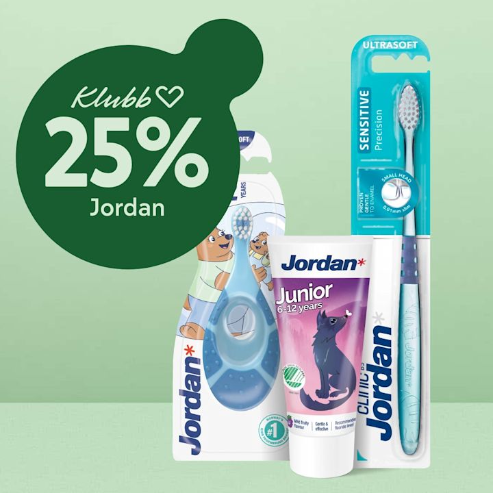 Grön cirkelformad prislapp med texten "Klubb 25% Jordan" över en samling Jordan tandvårdsprodukter inklusive barntandkräm, två barntandborstar och en vuxen sensitive-tandborste mot ljusgrön bakgrund.