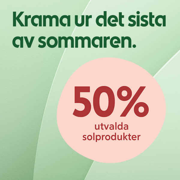 Grön bakgrund med texten "Krama ur det sista av sommaren." och en rosa cirkel med stor text "50% utvalda solprodukter" som reklambudskap.