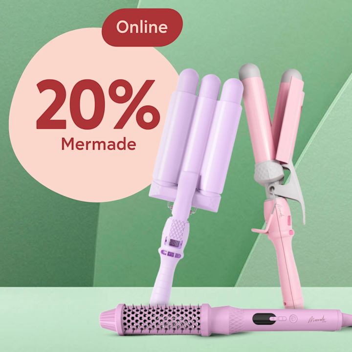 Rosa och lila stylingverktyg för hår (locktång, vågtång och rundborste) uppradade framför grön bakgrund med cirkeltext "20% Mermade" och etikett "Online".