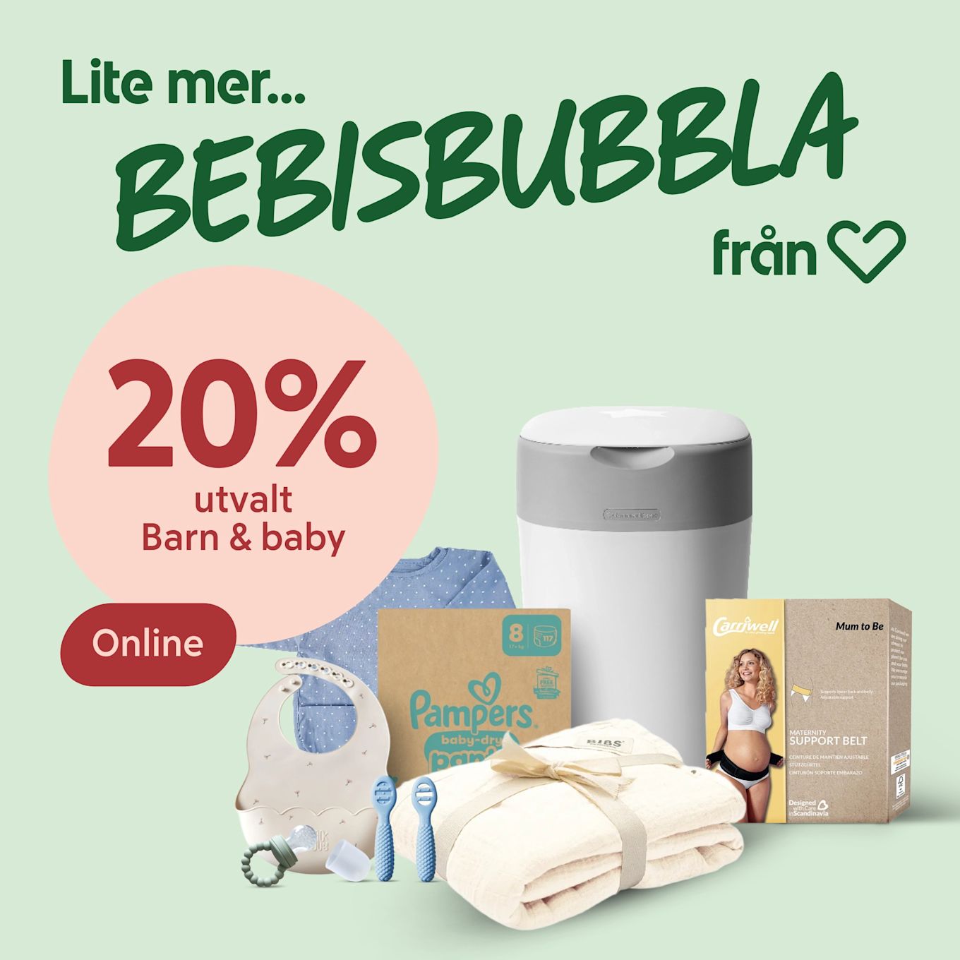 Flera barn- och babytillbehör arrangerade på grön bakgrund, inklusive våtservettsbehållare, Pampers-paket, napp, haklapp, skedar och filt.'