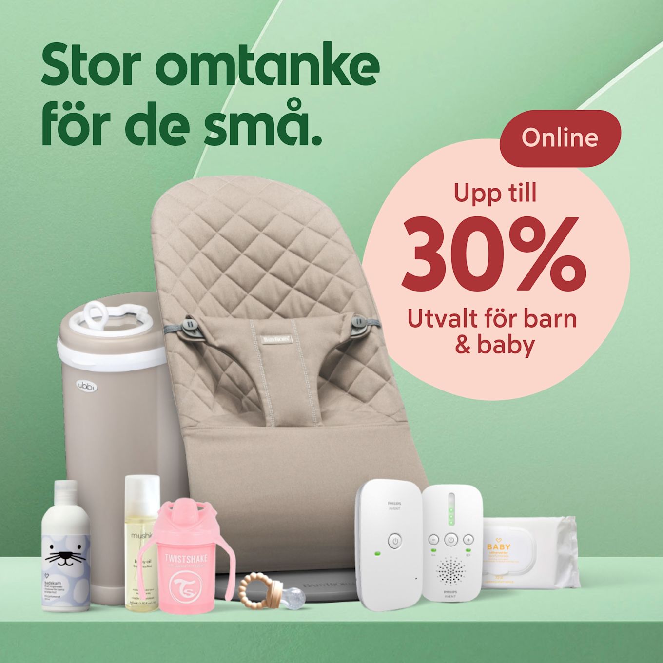 Barnstol med säkerhetssele omgiven av babyprodukter som nappflaska, babyolja, badskum, napp, babymonitor och våtservetter mot grön bakgrund.