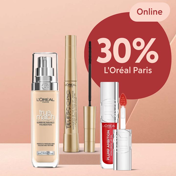 Fyra L'Oréal-produkter (foundation, guldig mascara, svart mascaraborste och röd läppglans) framför rosa bakgrund med text "30% L'Oréal Paris Online".