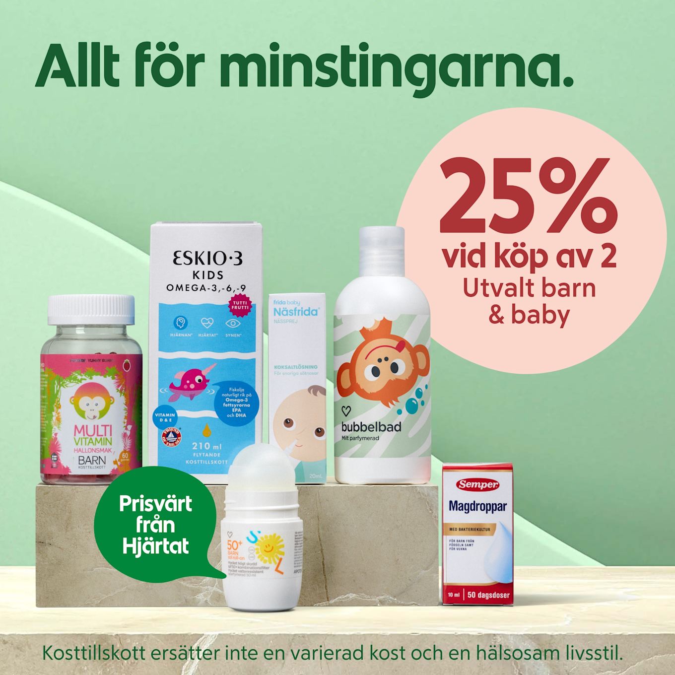 Barnkosttillskott som multivitamin, omega-3, nässpray, bubbelbad, solskydd och magdroppar visas på stenplattform med erbjudande om 25% rabatt vid köp av två.