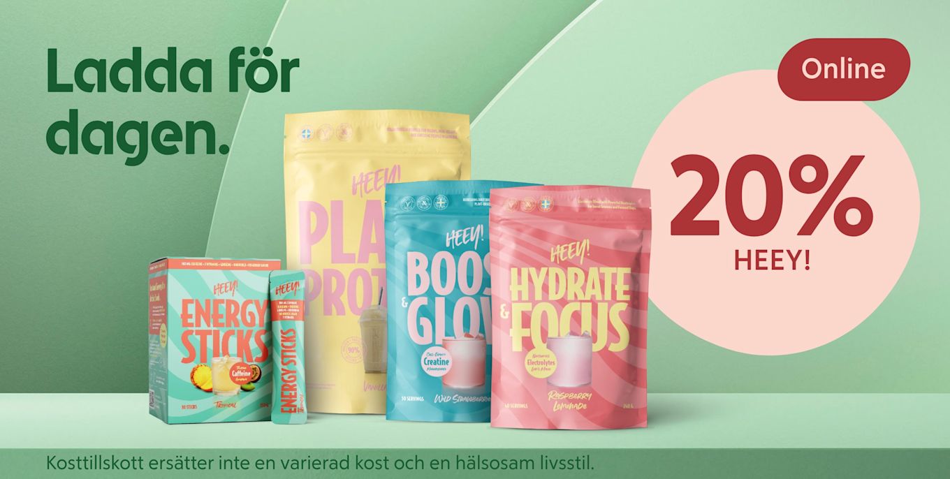 Flera färgglada kosttillskottsförpackningar i framkant (Energy Sticks, Plant Protein, Boost & Glow, Hydrate & Focus) framför en ljusgrön bakgrund med texten "Ladda för dagen." och en rosa cirkel med "20% på allt från HEEY!".