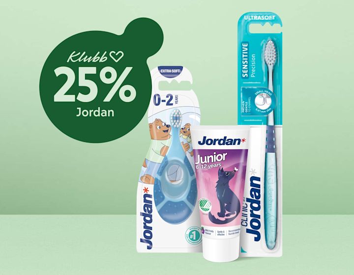 Stor mörkgrön cirkel med texten "Klubb 25% Jordan" till vänster och till höger olika Jordan munvårdsprodukter för barn i förpackning: blå tandborste, barnstöd, och junior tandkräm mot ljusgrön bakgrund.