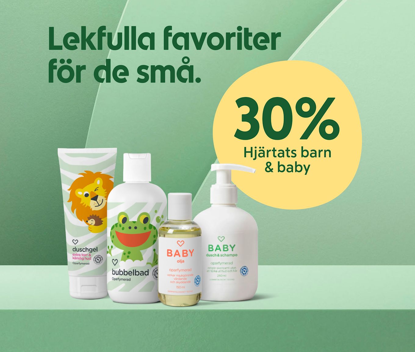 Barnvårdsprodukter uppställda på grön hylla, tre flaskor och två tuber med lekfulla djurillustrationer och texten "Lekfulla favoriter för de små" samt en gul rund skylt med "30%".