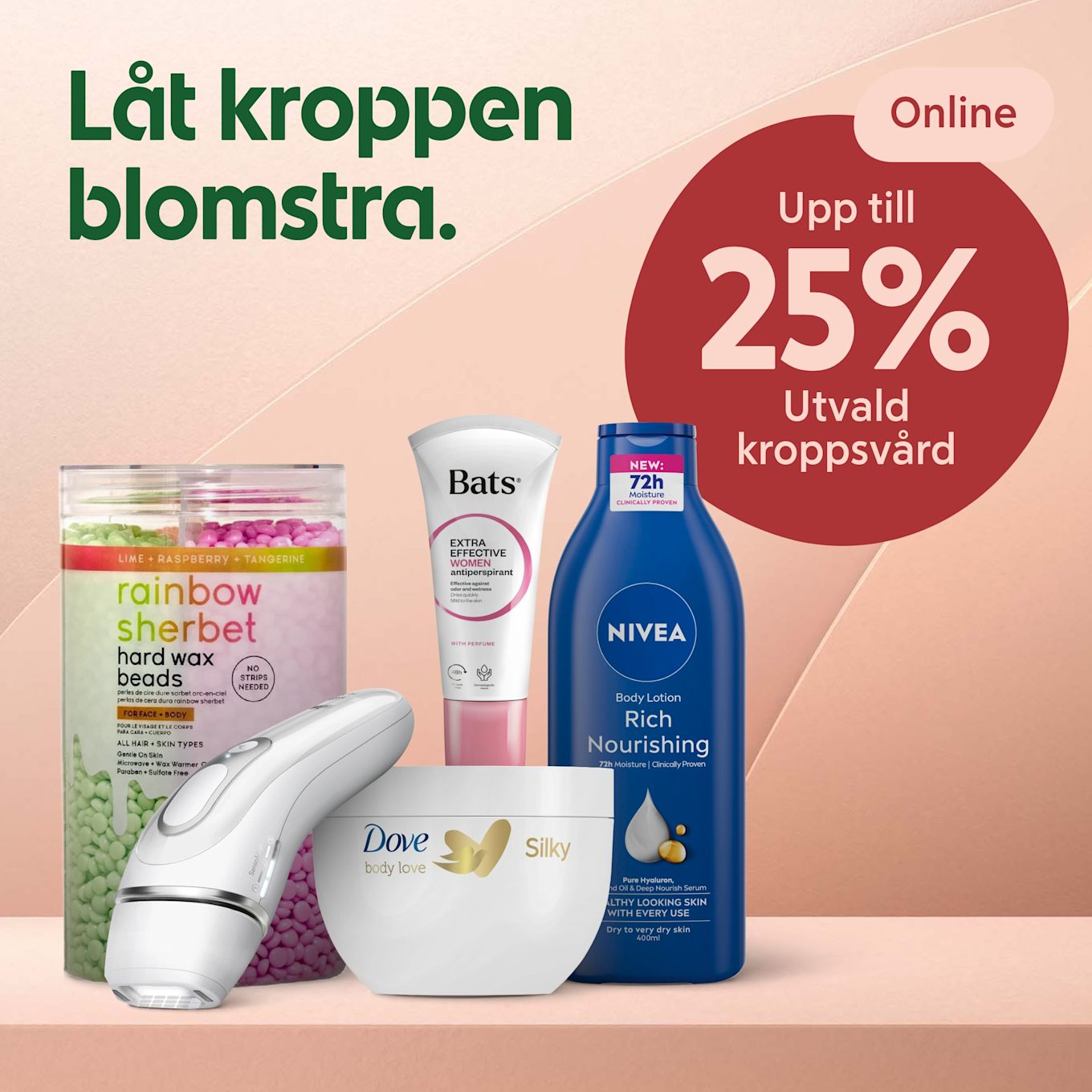 Flera kroppsprodukter uppställda på en hylla: burk med färgglada "rainbow sherbet" vaxpärlor, vit epilator, Dove-bodykräm, Bats-deodorantrör och blå Nivea-bodylotion, med texten "Upp till 25% Utvald kroppsvård" i röd cirkel till höger.
