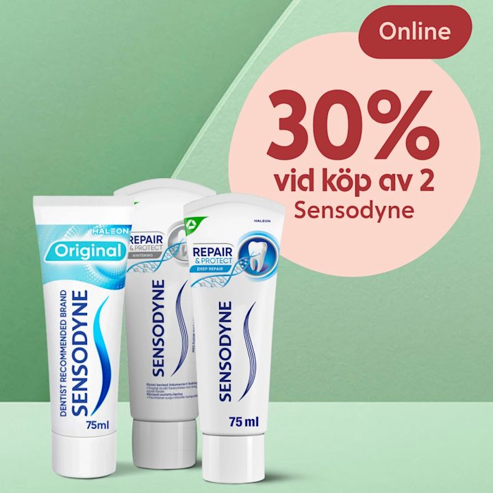 Tre tuber Sensodyne-tandkräm i förgrunden, två märken "Repair & Protect" och en "Original", framför en grön bakgrund med en rosa cirkeltext som säger "30% vid köp av 2 Sensodyne" och en röd etikett "Online".